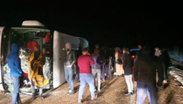 Şehirlerarası yolcu taşımacılığı yapan bir Siirt firmasına ait otobüs devrildi.