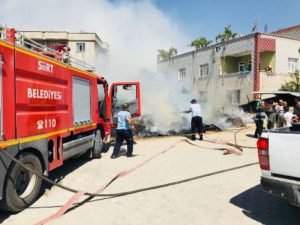 Siirt’in Şavuran Mahallesinde çocukların ateşle oynaması sonucu çıkan yangında bir