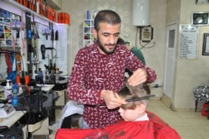 Siirt’te 3 yıldır erkek kuaförlüğü yapan Uğur Toprak, karne gününde
