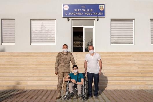 Siirtli engelli öğrenci Bekir Özdeniz, Siirt Jandarma Komutanlığı’nda misafir edildi. İl Jandarma