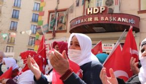 SİİRTLİLER VE DİYARBAKIR ANNELERİNDEN ‘TERÖRE LANET’ YÜRÜYÜŞÜ