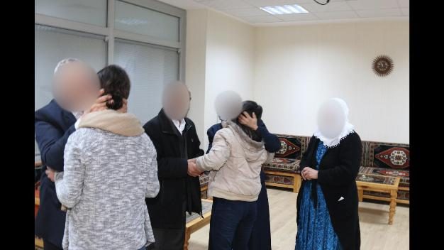 Siirt’te 2 PKK’lı kadın terörist, polis ekiplerinin yürüttüğü ikna çalışması sonucu güvenlik