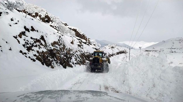 Siirt’in Şirvan, Eruh, Pervari ilçelerinde etkili olan kar yağışı nedeniyle ulaşıma kapanan