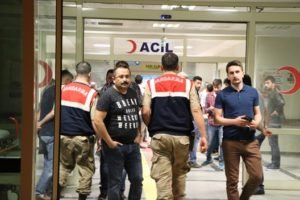 Siirt’te oturduğu apartmanın 3.katından düşen 4 yaşındaki minik çocuk ağır