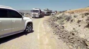 Siirt Şırnak karayolunda ilerleyen araçlar, baraj kapaklarının açılmasıyla ulaşımı kapanan
