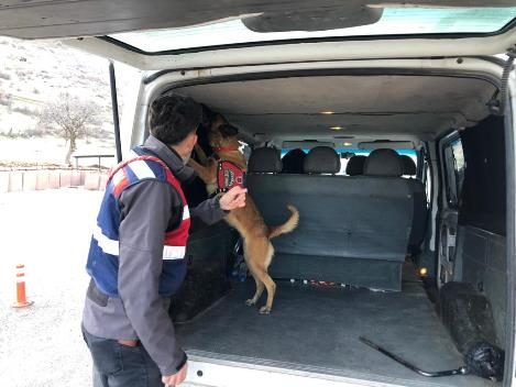 Siirt’te gerçekleştirilen uygulamalarda araması bulunan 4 şahsın yakalandığı belirtildi. Siirt