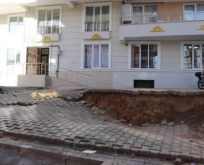 TOPRAK KAYMASI SONUCU OTURDUKLARI APARTMAN TEHLİKE ALTINDA!…