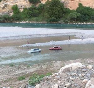 Siirt’te Botan çayına piknik yapmaya giden vatandaşların baraj kapaklarının açılmasıyla
