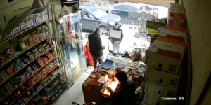 ÇAKMAK DOLDURAN BAKKAL AZ KALSIN BORÇ DEFTERİNİ YAKIYORDU