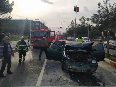 Siirt 2 otomobilin karıştığı kazada bir otomobil alevler içinde kaldı.