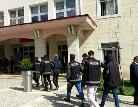 SİİRT’TE ÇEŞİTLİ SUÇLARDAN ARAMASI BULUNAN 8 ZANLI YAKALANDI