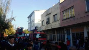 Siirt’in Bahçelievler mahallesinde çıkan yangın kısa süreli paniğe yol açtı.