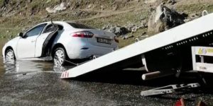 OTOMOBİL BOTAN ÇAYI’NA UÇTU, SÜRÜCÜ YÜZEREK KURTULDU