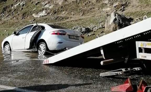 Siirt’te sürücüsünün direksiyonu hakimiyetini kaybettiği otomobil Botan Çayı’na uçtu. Sürücü,