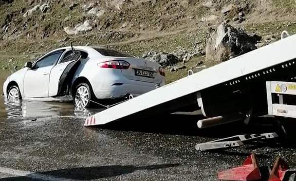 OTOMOBİL BOTAN ÇAYI’NA UÇTU, SÜRÜCÜ YÜZEREK KURTULDU