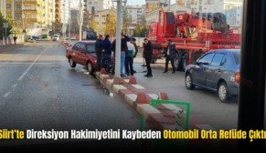 Siirt’te Direksiyon Hakimiyetini Kaybeden Otomobil Orta Refüde Çıktı