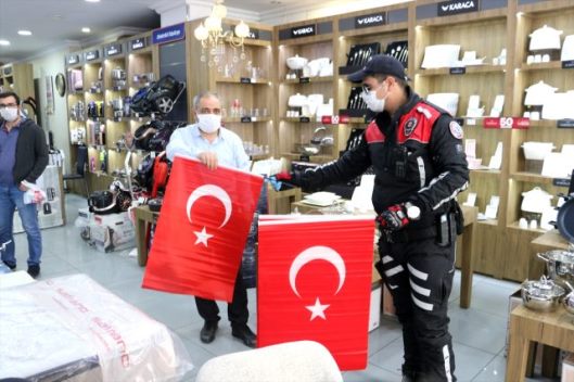 SİİRT’TE ESNAFA TÜRK BAYRAĞI VE MASKE DAĞITILDI