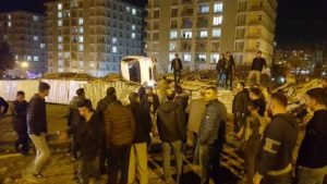 Siirt’te kiraladıkları araçla gezintiye çıkan gençlerin kullandığı otomobil direksiyon hâkimiyetini