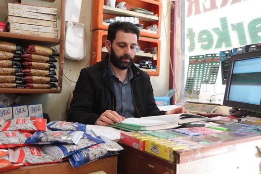 Siirt’te kimliği gizli tutulan bir hayırsever, bakkaldaki veresiye defterini alarak