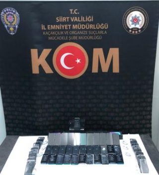Siirt’te düzenlenen operasyonda gümrük kaçağı 40 cep telefonu ele geçirildi.