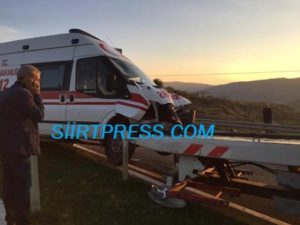 Siirt’te hasta taşıyan bir ambulansın bariyerlere çarpması sonucu meydana gelen