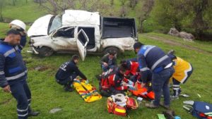 Siirt’te sürücüsünün direksiyon hâkimiyetini kaybettiği araç takla attı, kazada 3