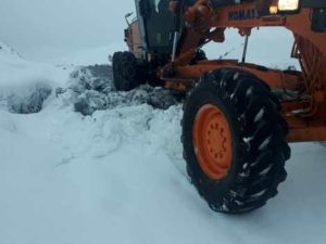 Dört gözle ilkbahar havalarının gelmesi beklenirken Siirt’in bazı ilçesinde kar