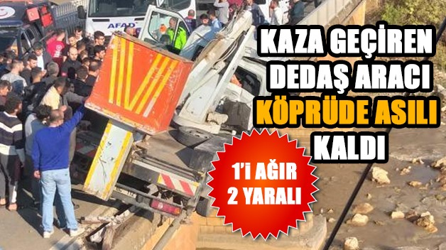 KAZA GEÇİREN DEDAŞ ARACI KÖPRÜDE ASILI KALDI