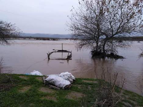 KAYIKLI VE KELEKÇİ KÖYÜN ULAŞIMINI SAĞLAYAN KAYIK BATINCA!…