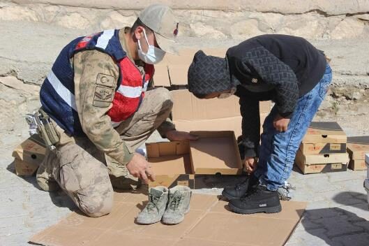 Siirt’in Eruh ilçesine bağlı Yokuşlu köyünde maddi durumu iyi olmayan çocuklara Mehmetçik