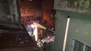 Siirt’te aşırı yağışlardan dolayı metruk bir binada göçük meydana geldi.