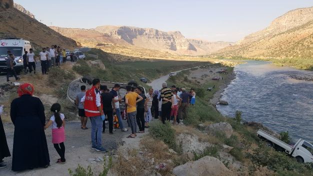 SİİRT’TE İKİ ARAÇ KAFA KAFAYA ÇARPIŞTI: 7 YARALI