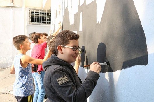 Siirt’te ortaokul öğrencileri okudukları okulun duvarını kendileri boyadı. Siirt Fevzi