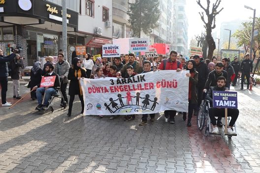 Siirt’te, Gençlik ve Kültür Evi öncülüğünde bir grup öğrenci, engellilerin