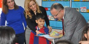 ÖĞRENCİLERİN KARNELERİ VALİ AMCADAN!…