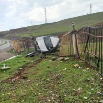 Siirt’te bir otomobil dere kenarındaki korkuluklara çarparken, korkuluklar sayesinde dereye