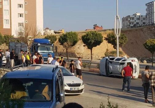 SİİRT’TE KAMYONETİN ÇARPTIĞI OTOMOBİL DEVRİLDİ:2 YARALI