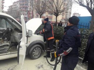 Siirt’te Diş Hastanesinde park halindeki araç alev aldı. Yangın, itfaiye