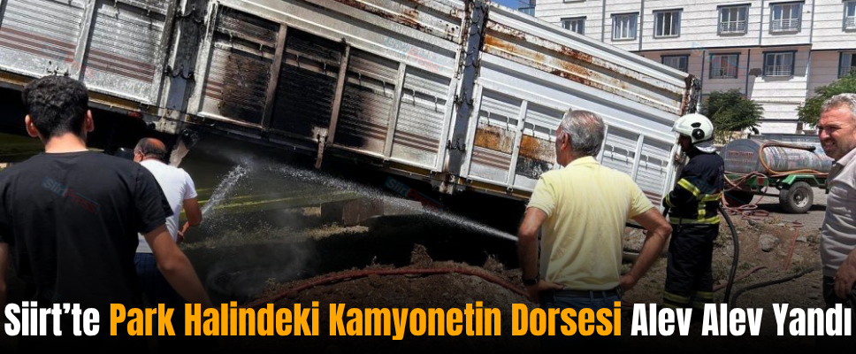 Siirt’te Park Halindeki Kamyonetin Dorsesi Alev Alev Yandı