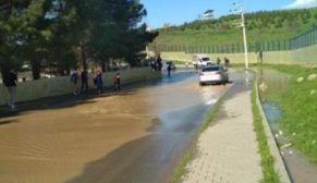 SİİRT’TE PATLAYAN SU BORUSU YOLU GÖLETE DÖNDÜRDÜ