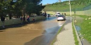 SİİRT’TE PATLAYAN SU BORUSU YOLU GÖLETE DÖNDÜRDÜ