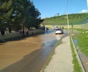 Siirt’te patlayan su borusu yolu göle çevirdi. Araçlar ise ilerlemekte