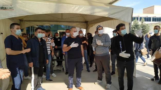 Siirt’te immun plazma yöntemi uygulanarak iyileşen Siirt Devlet Hastanesinde görevli