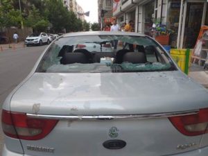 Siirt’te etkili olan rüzgar, bir apartmanın balkonunda bulunan kombi kapağını
