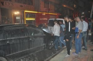 Siirt’in Güres caddesinde seyir halinde bir aracın motor kısmında çıkan