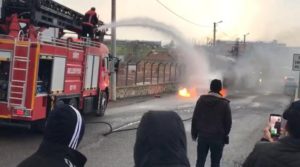 Siirt’te küçük sanayi sitesinde park halindeki otomobil alev aldı, paniğe