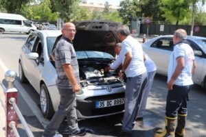 Siirt’te, seyir halindeyken  motoru alev alan otomobil yandı. İtfaiyenin müdahalesi ile söndürülen yangında