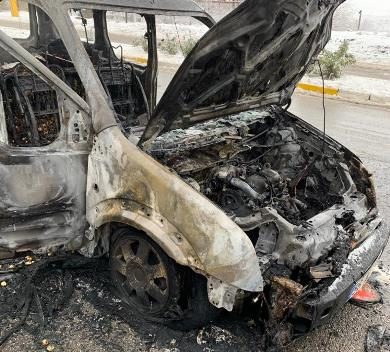 Siirt’te seyir halinde iken alev alan fıstık yüklü araç küle