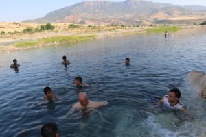 Siirt’te sıcaktan bunalan vatandaşların tek adresi Botan çayı… Hafta sonunu