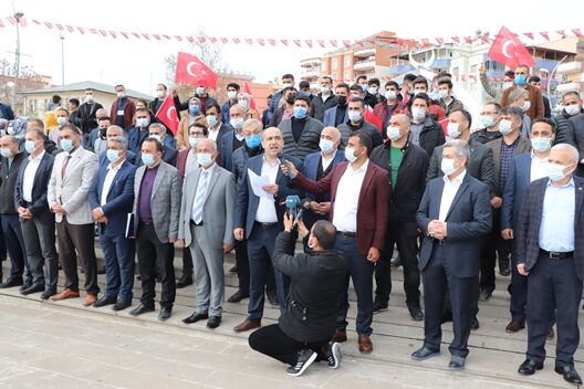 Siirt’te, 104 emekli amiralin gece yarısı bildirisine tepki gösteren sivil